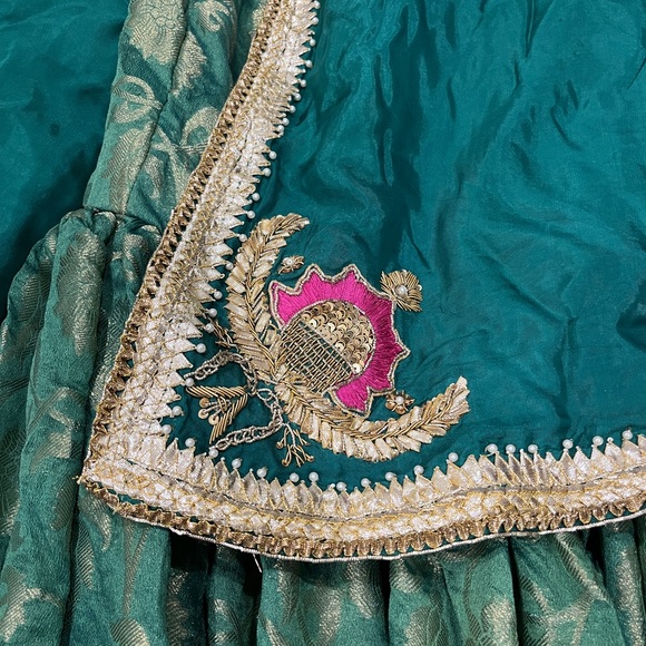 Elegant Green and Gold wedding dress - Picture 4 of 8